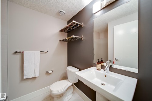 4373 Crabapple Crescent, Edmonton, AB - Indoor Photo Showing Bathroom
