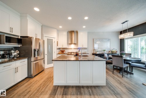 4373 Crabapple Crescent, Edmonton, AB - Indoor Photo Showing Kitchen