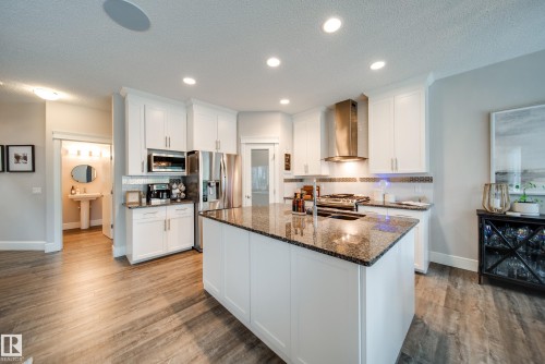 4373 Crabapple Crescent, Edmonton, AB - Indoor Photo Showing Kitchen