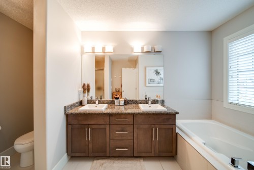 4373 Crabapple Crescent, Edmonton, AB - Indoor Photo Showing Bathroom