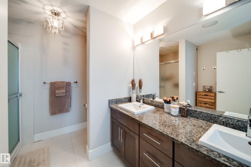 4373 Crabapple Crescent, Edmonton, AB - Indoor Photo Showing Bathroom