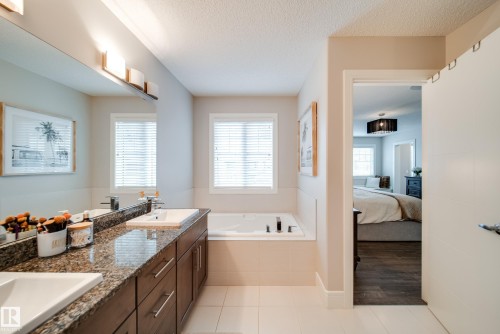 4373 Crabapple Crescent, Edmonton, AB - Indoor Photo Showing Bathroom