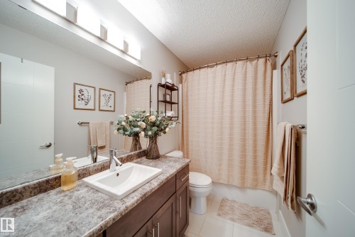 4373 Crabapple Crescent, Edmonton, AB - Indoor Photo Showing Bathroom