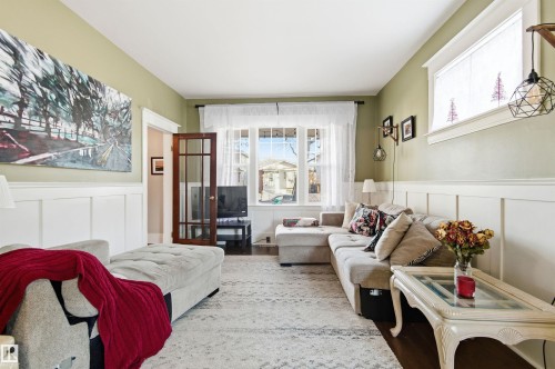 11636 92 Street, Edmonton, AB - Indoor Photo Showing Living Room