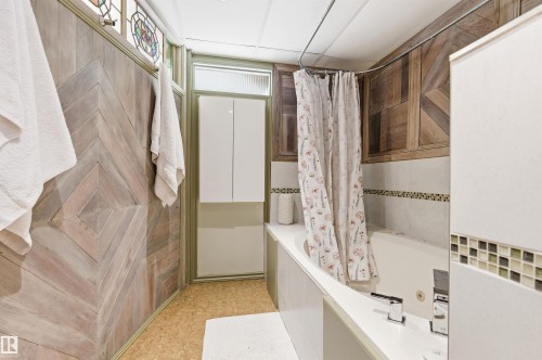11636 92 Street, Edmonton, AB - Indoor Photo Showing Bathroom