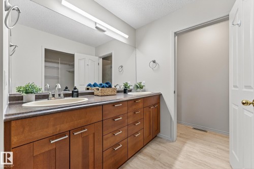 154 Oeming Road, Edmonton, AB - Indoor Photo Showing Bathroom