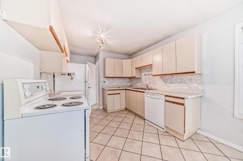 7539 76 Avenue, Edmonton, AB - Indoor Photo Showing Kitchen