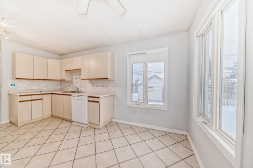 7539 76 Avenue, Edmonton, AB - Indoor Photo Showing Kitchen