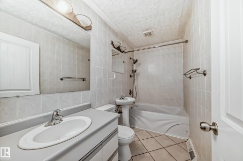 7539 76 Avenue, Edmonton, AB - Indoor Photo Showing Bathroom