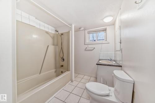 7539 76 Avenue, Edmonton, AB - Indoor Photo Showing Bathroom