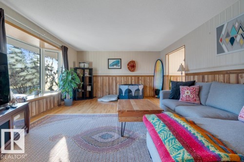 5004 144 Street, Edmonton, AB - Indoor Photo Showing Living Room