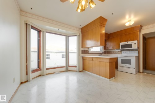 7620 136 Avenue, Edmonton, AB - Indoor Photo Showing Kitchen