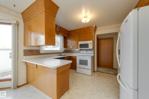 7620 136 Avenue, Edmonton, AB - Indoor Photo Showing Kitchen