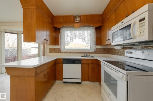 7620 136 Avenue, Edmonton, AB - Indoor Photo Showing Kitchen