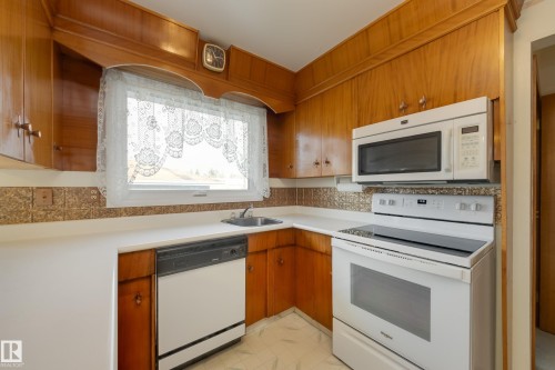 7620 136 Avenue, Edmonton, AB - Indoor Photo Showing Kitchen