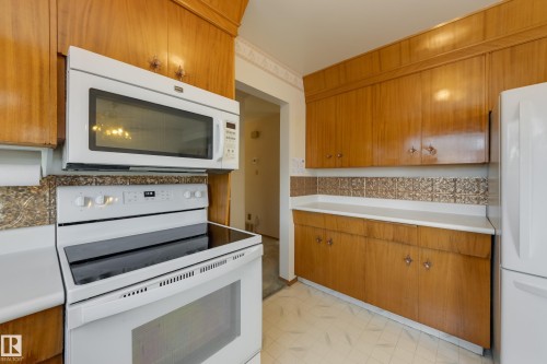 7620 136 Avenue, Edmonton, AB - Indoor Photo Showing Kitchen