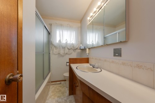7620 136 Avenue, Edmonton, AB - Indoor Photo Showing Bathroom