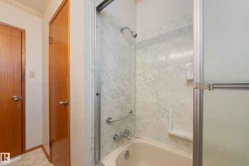 7620 136 Avenue, Edmonton, AB - Indoor Photo Showing Bathroom