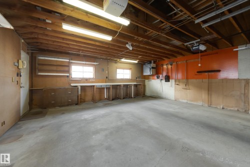7620 136 Avenue, Edmonton, AB - Indoor Photo Showing Garage