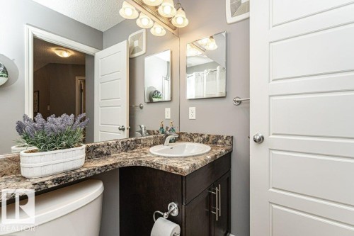 1017 Watt Promenade, Edmonton, AB - Indoor Photo Showing Bathroom