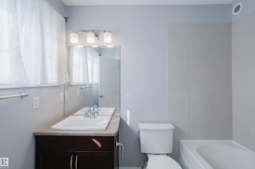 184 Desrochers Gate, Edmonton, AB - Indoor Photo Showing Bathroom