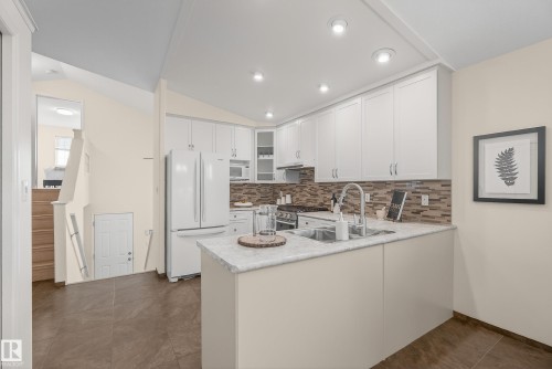 16233 131A Street, Edmonton, AB - Indoor Photo Showing Kitchen