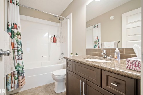 2063 Trumpeter Way, Edmonton, AB - Indoor Photo Showing Bathroom