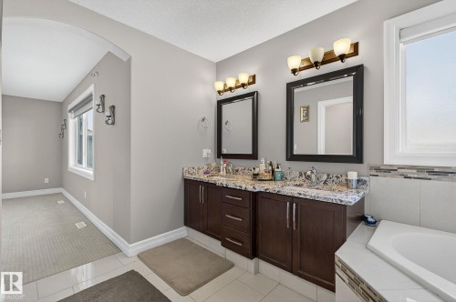 1232 Cunningham Drive, Edmonton, AB - Indoor Photo Showing Bathroom