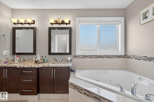 1232 Cunningham Drive, Edmonton, AB - Indoor Photo Showing Bathroom