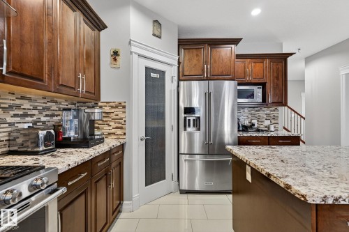 1232 Cunningham Drive, Edmonton, AB - Indoor Photo Showing Kitchen With Upgraded Kitchen