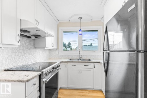 13908 57 Street, Edmonton, AB - Indoor Photo Showing Kitchen With Stainless Steel Kitchen With Double Sink With Upgraded Kitchen