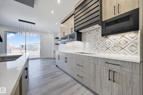 2010 Collip Crescent, Edmonton, AB - Indoor Photo Showing Kitchen With Upgraded Kitchen