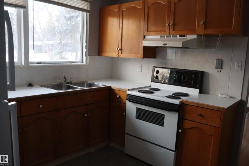 5207 55A St., Wetaskiwin, AB - Indoor Photo Showing Kitchen With Double Sink
