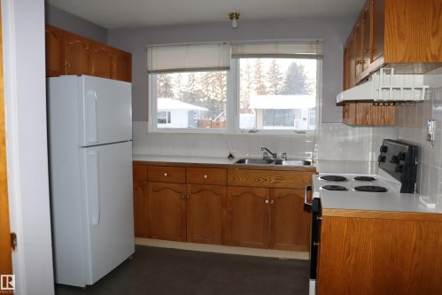 5207 55A St., Wetaskiwin, AB - Indoor Photo Showing Kitchen With Double Sink