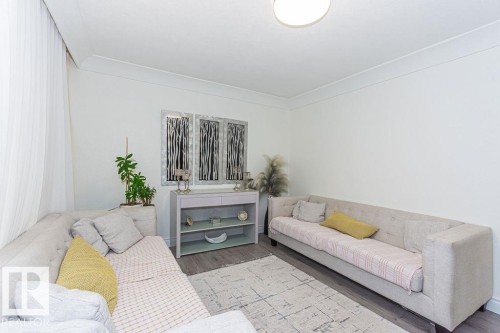9738 152 Street, Edmonton, AB - Indoor Photo Showing Bedroom