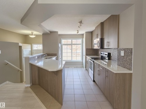 44 9151 Shaw Way, Edmonton, AB - Indoor Photo Showing Kitchen