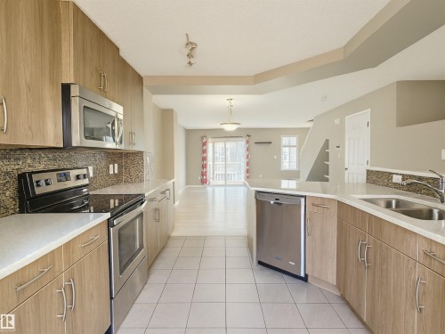 44 9151 Shaw Way, Edmonton, AB - Indoor Photo Showing Kitchen With Stainless Steel Kitchen With Double Sink With Upgraded Kitchen