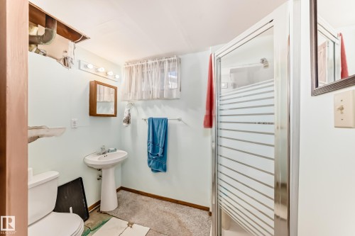 Edmonton, AB - Indoor Photo Showing Bathroom