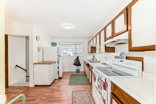 Edmonton, AB - Indoor Photo Showing Kitchen