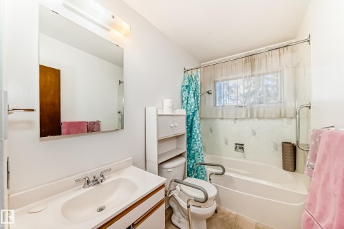 Edmonton, AB - Indoor Photo Showing Bathroom