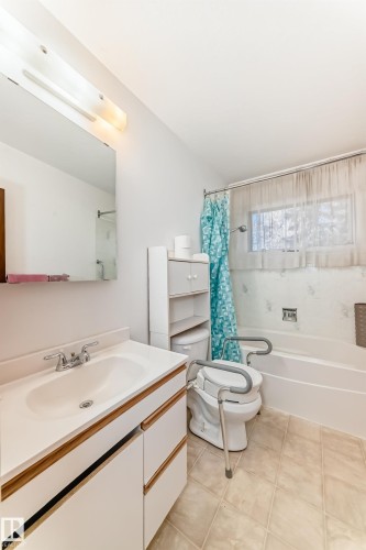 Edmonton, AB - Indoor Photo Showing Bathroom