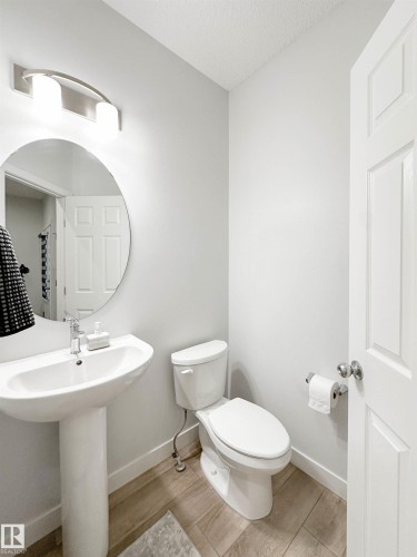 22614 99A Avenue, Edmonton, AB - Indoor Photo Showing Bathroom