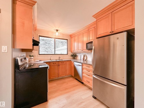 32 Gillian Crescent, St. Albert, AB - Indoor Photo Showing Kitchen