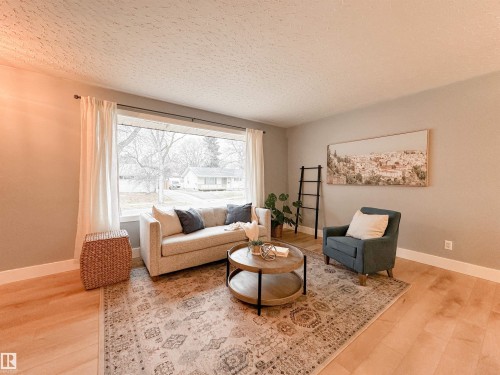 32 Gillian Crescent, St. Albert, AB - Indoor Photo Showing Living Room