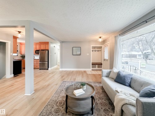 32 Gillian Crescent, St. Albert, AB - Indoor Photo Showing Living Room