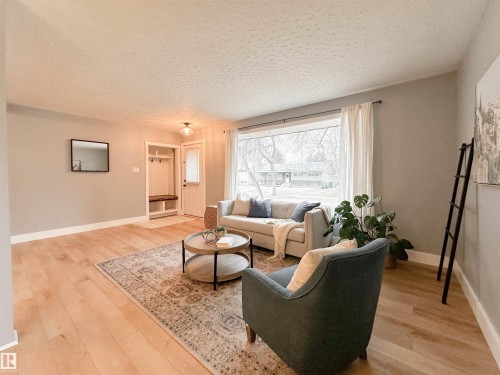 32 Gillian Crescent, St. Albert, AB - Indoor Photo Showing Living Room