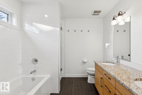 11042 131 Street, Edmonton, AB - Indoor Photo Showing Bathroom