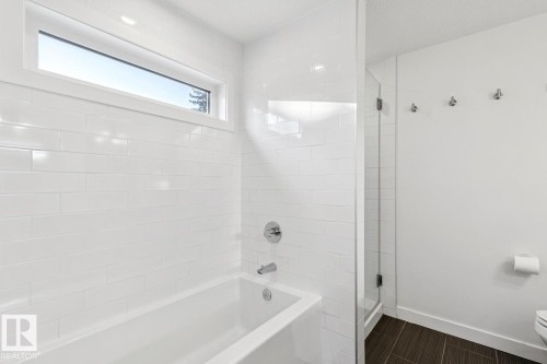 11042 131 Street, Edmonton, AB - Indoor Photo Showing Bathroom