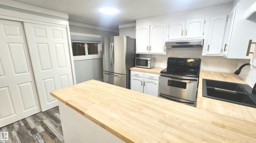 90 Rim Road Nw, Edmonton, AB - Indoor Photo Showing Kitchen