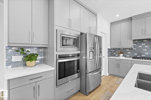 82 Meadowland Way, Spruce Grove, AB - Indoor Photo Showing Kitchen With Upgraded Kitchen